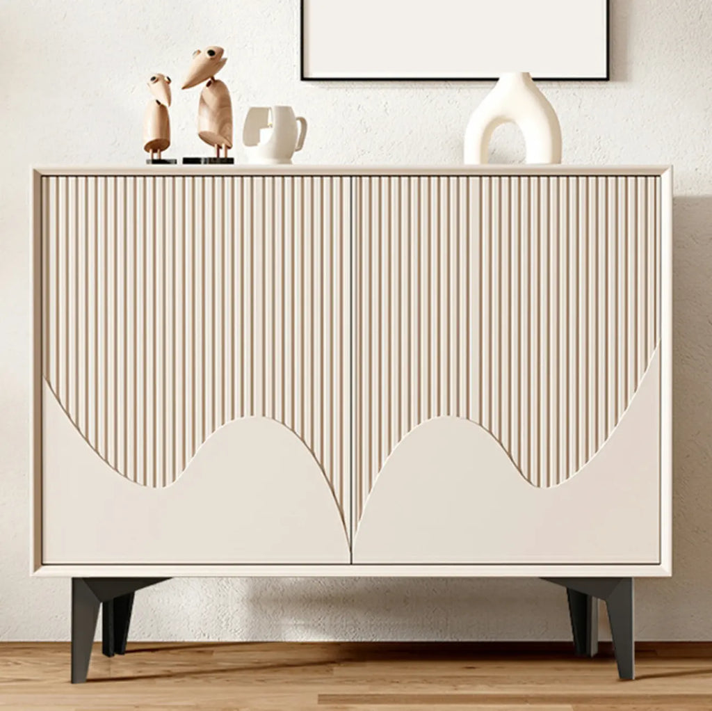 Meuble à chaussures en bois blanc avec ardoise, dans le couloir