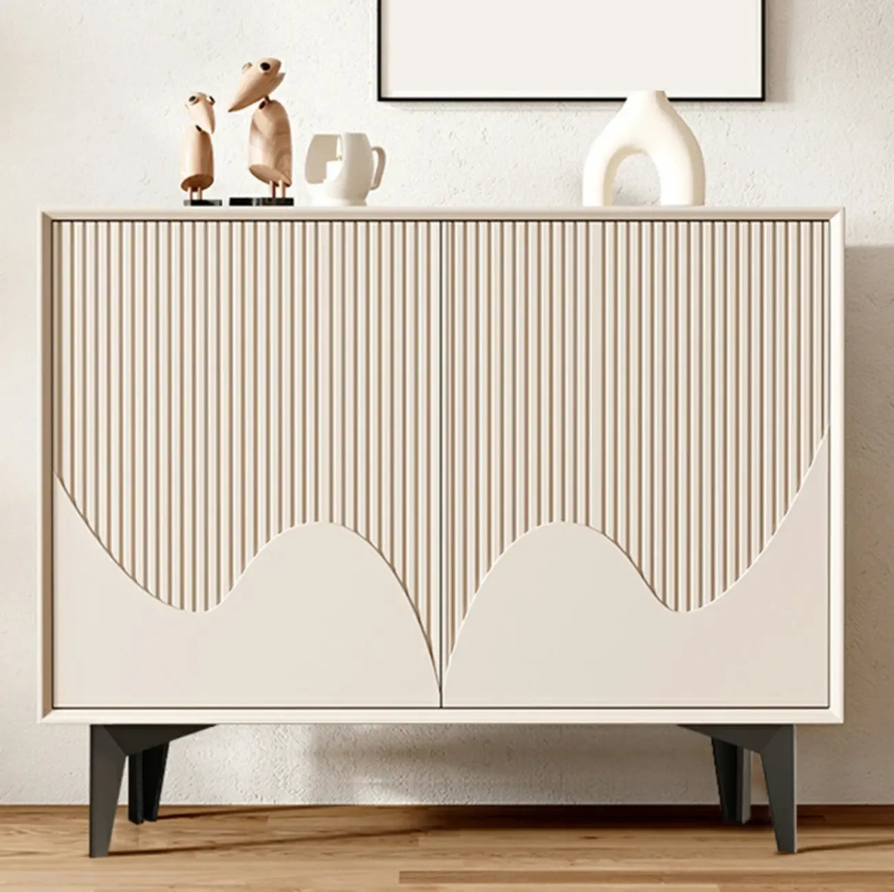 Meuble à chaussures en bois blanc avec ardoise, dans le couloir
