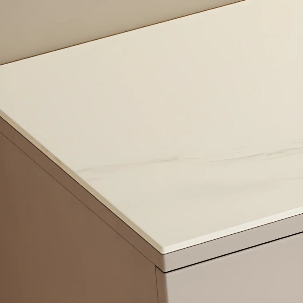Meuble à chaussures en bois blanc avec ardoise, dans le couloir