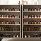 Meuble à chaussures en bois blanc avec ardoise, dans le couloir