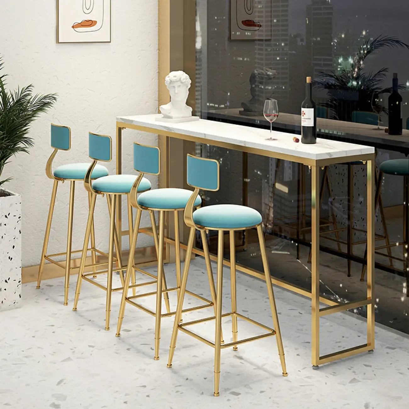 Tables de bar glamour en marbre blanc, fer doré et tréteaux avec repose-pieds