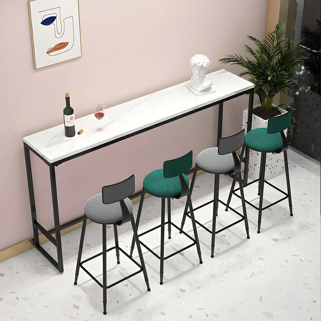 Tables de bar glamour en marbre blanc, fer doré et tréteaux avec repose-pieds