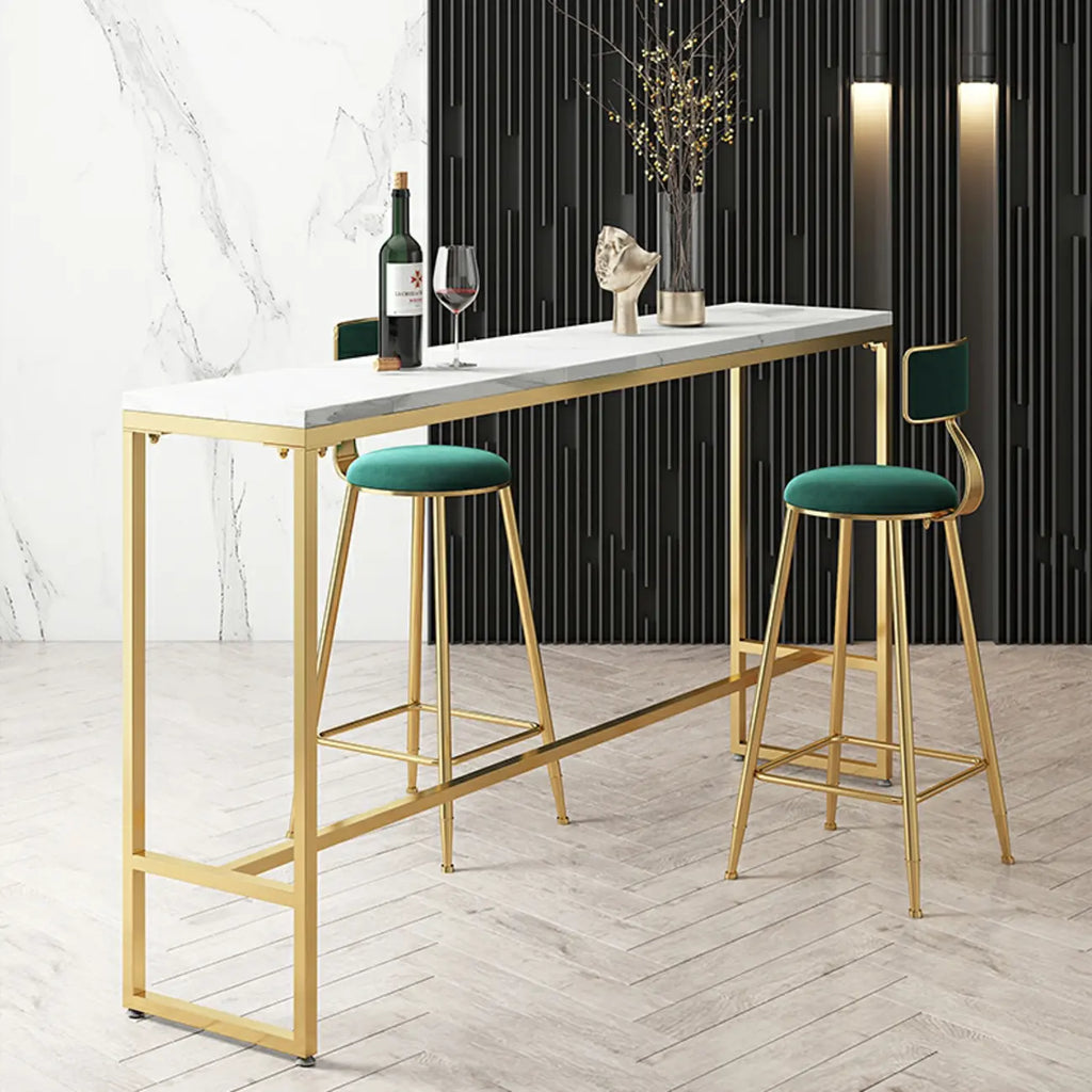 Tables de bar glamour en marbre blanc, fer doré et tréteaux avec repose-pieds