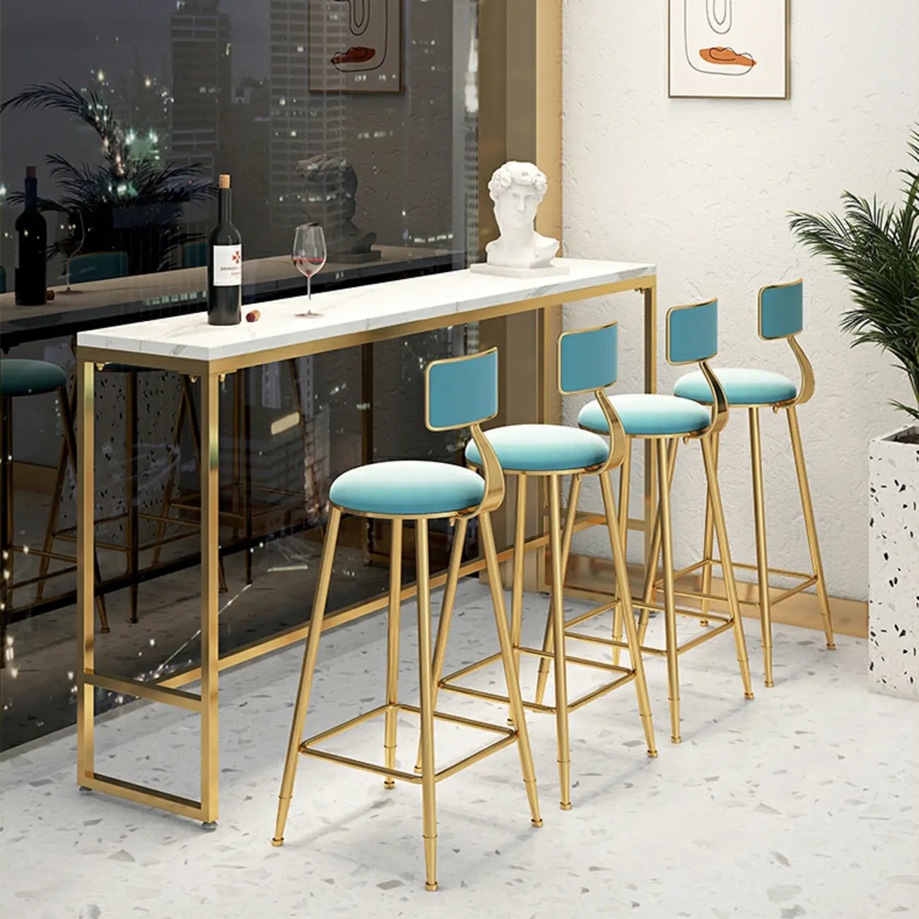 Tables de bar glamour en marbre blanc, fer doré et tréteaux avec repose-pieds