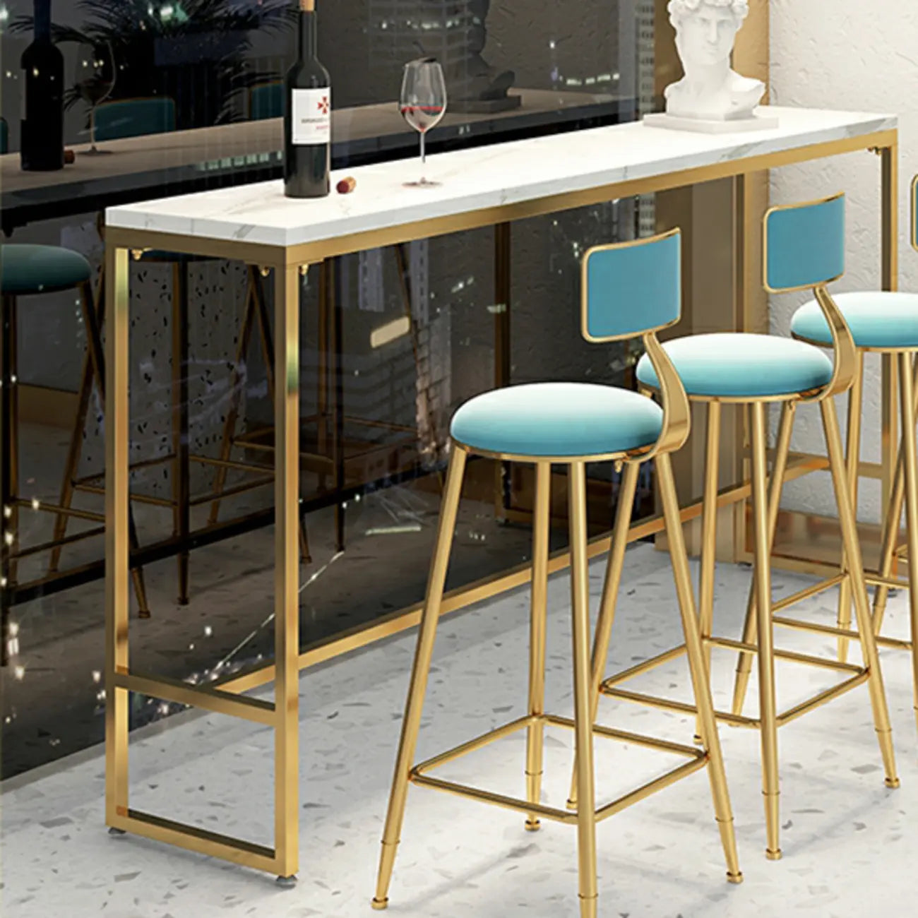 Tables de bar glamour en marbre blanc, fer doré et tréteaux avec repose-pieds