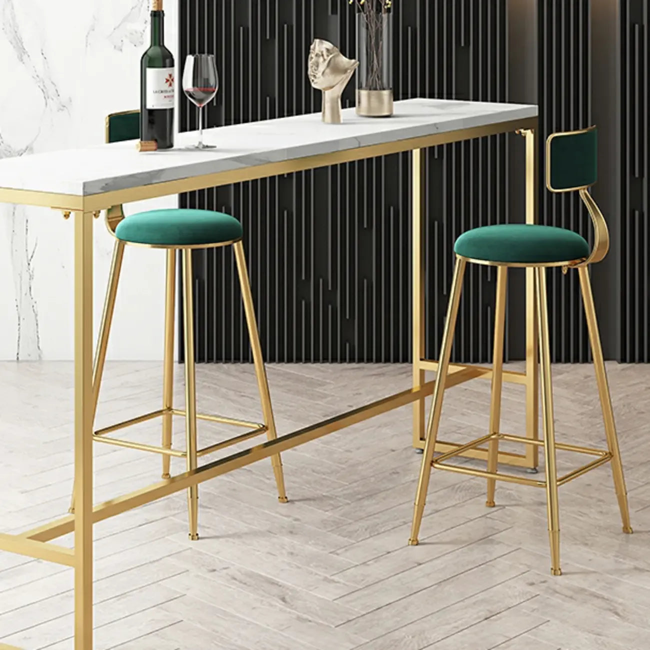 Tables de bar glamour en marbre blanc, fer doré et tréteaux avec repose-pieds
