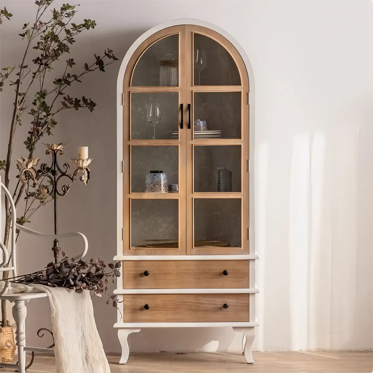 Vetrina ad arco in legno chiaro con ante in vetro e cassetti