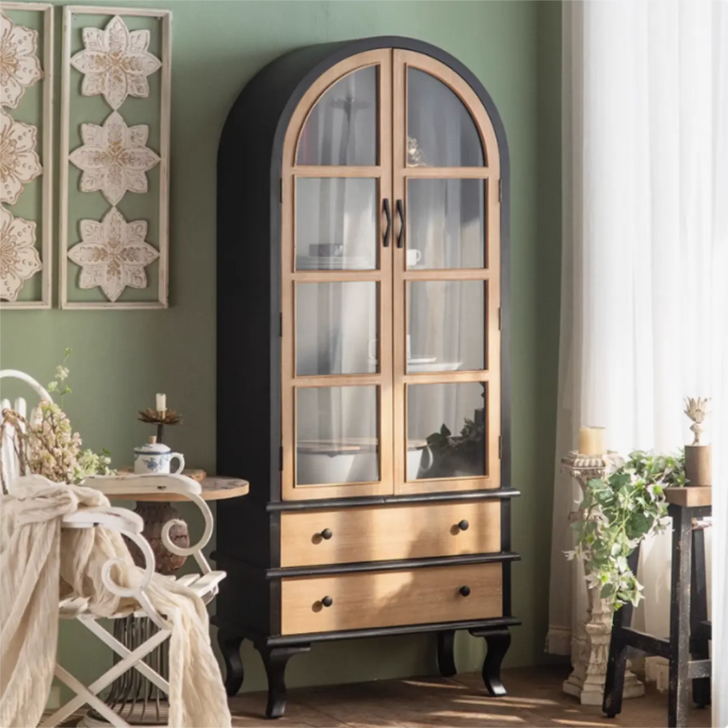 Vetrina ad arco in legno chiaro con ante in vetro e cassetti