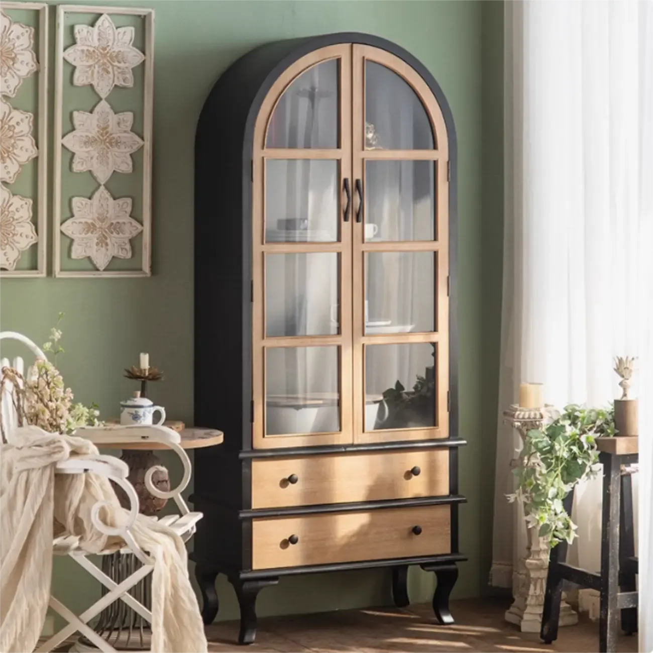 Vetrina ad arco in legno chiaro con ante in vetro e cassetti