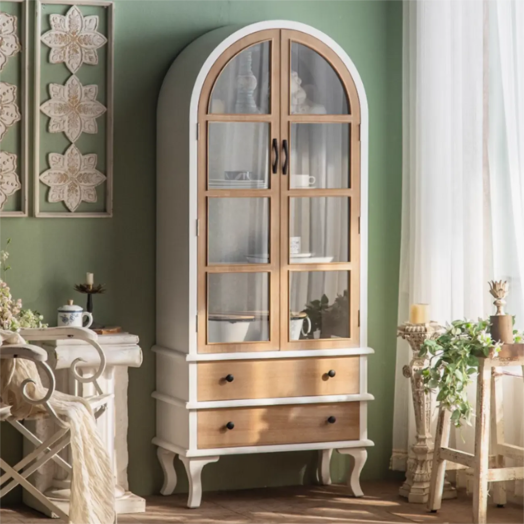 Vetrina ad arco in legno chiaro con ante in vetro e cassetti