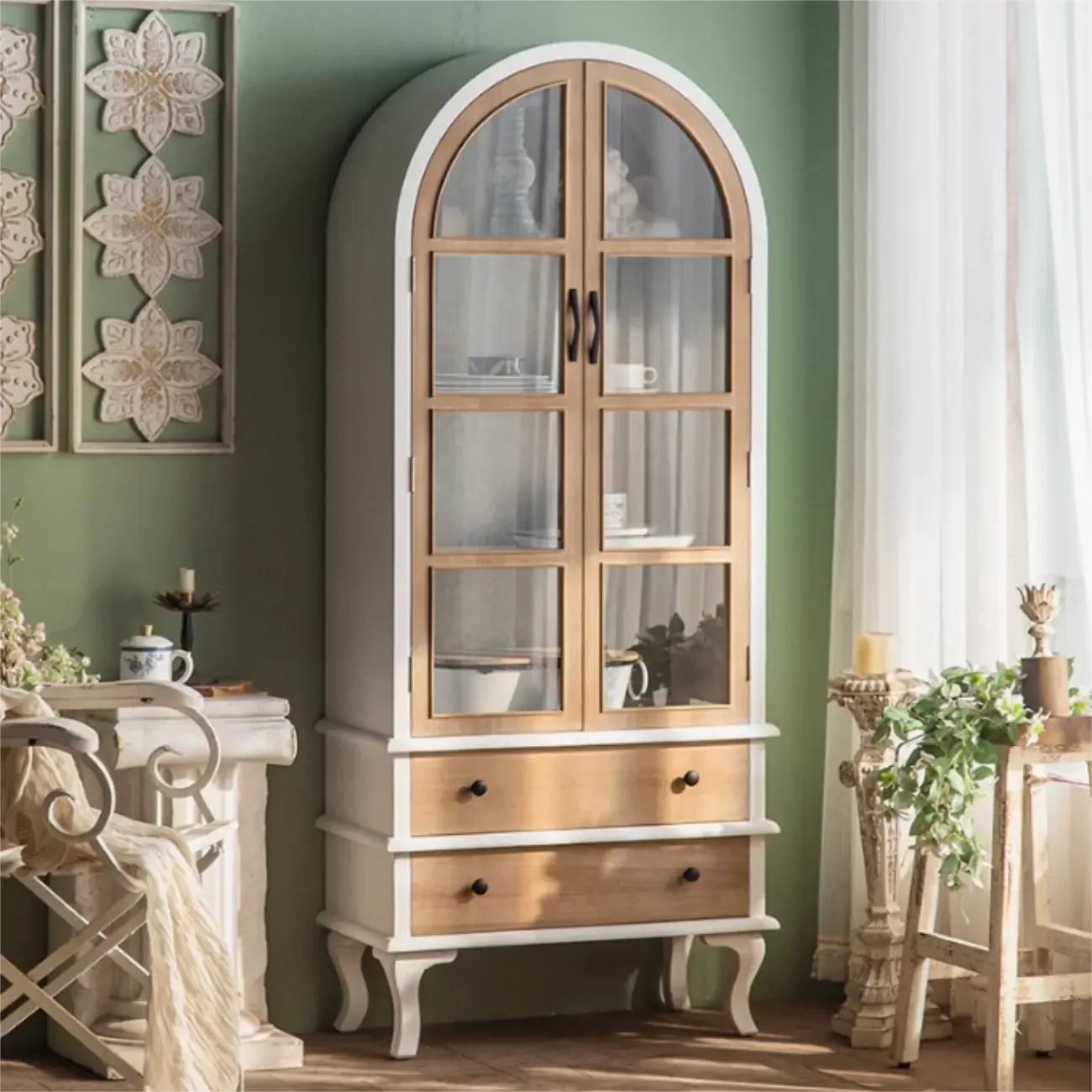 Vetrina ad arco in legno chiaro con ante in vetro e cassetti