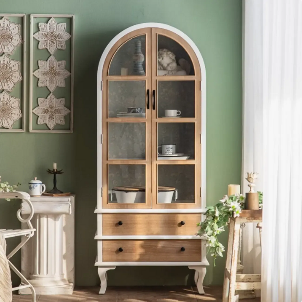 Vetrina ad arco in legno chiaro con ante in vetro e cassetti