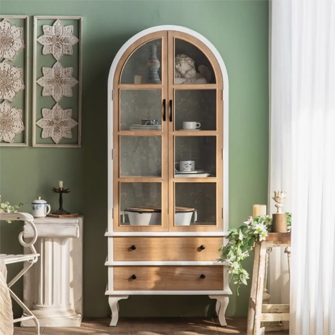Vetrina ad arco in legno chiaro con ante in vetro e cassetti