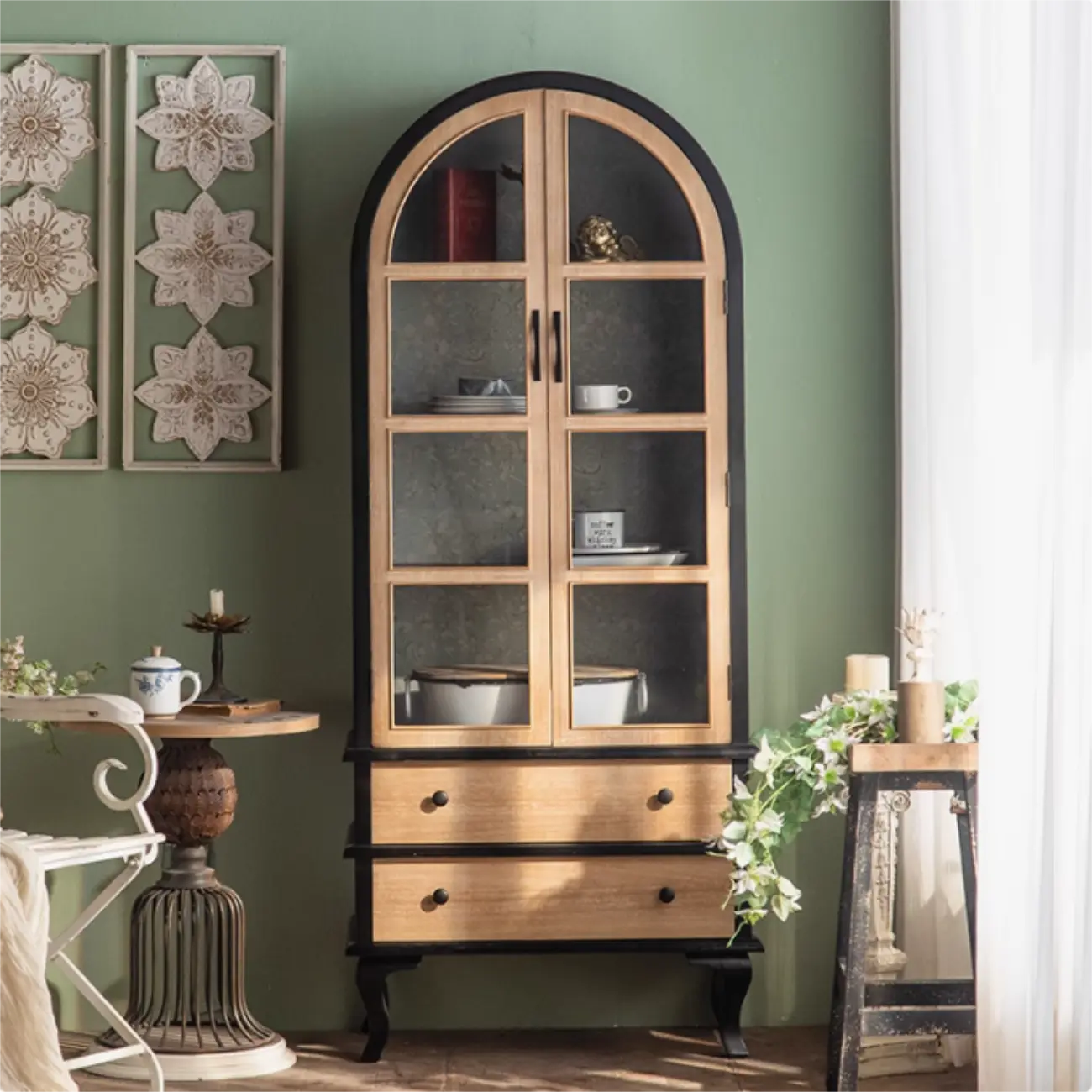 Vetrina ad arco in legno chiaro con ante in vetro e cassetti