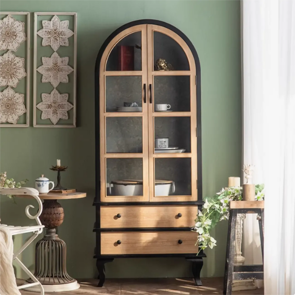 Vetrina ad arco in legno chiaro con ante in vetro e cassetti