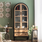 Vetrina ad arco in legno chiaro con ante in vetro e cassetti
