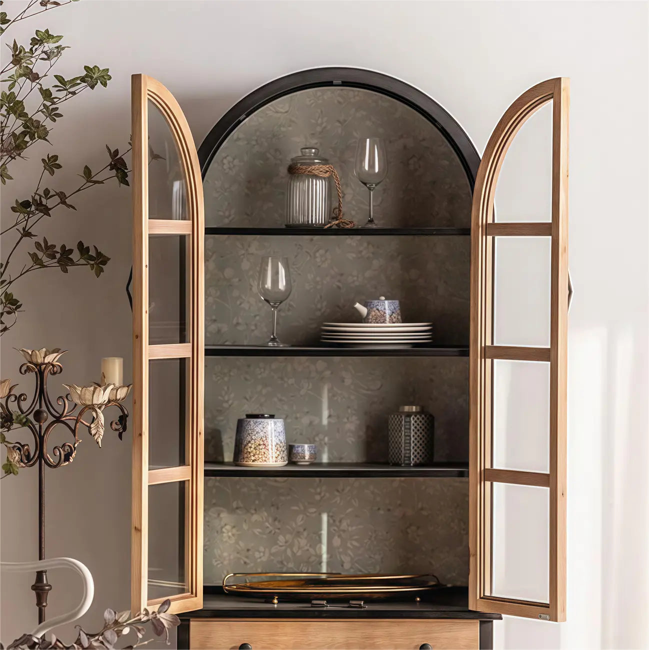 Vetrina ad arco in legno chiaro con ante in vetro e cassetti