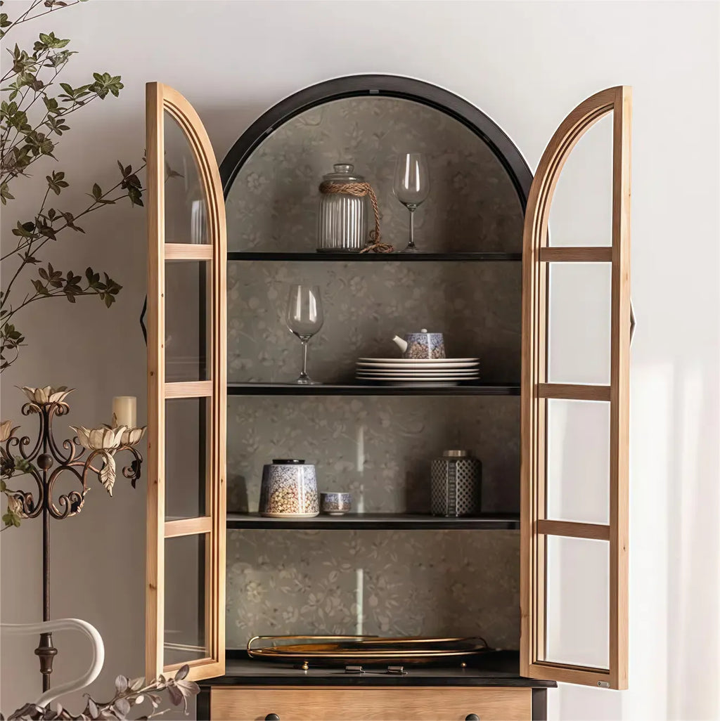 Vetrina ad arco in legno chiaro con ante in vetro e cassetti