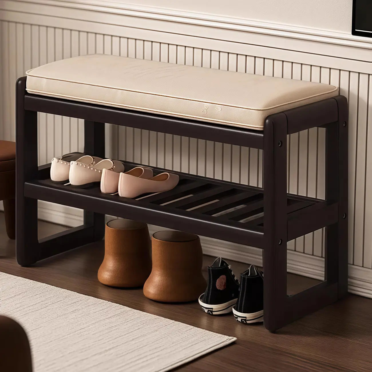 Banc d'entrée en bois massif recouvert de tissu noir avec rangement
