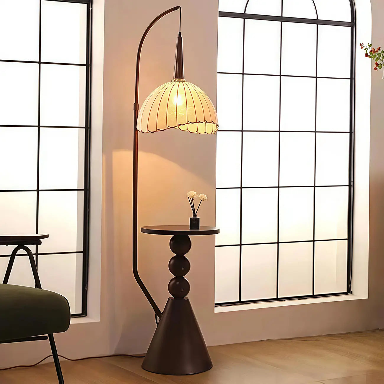 Lampada da terra ad arco regolabile in legno a cupola beige con tavolo