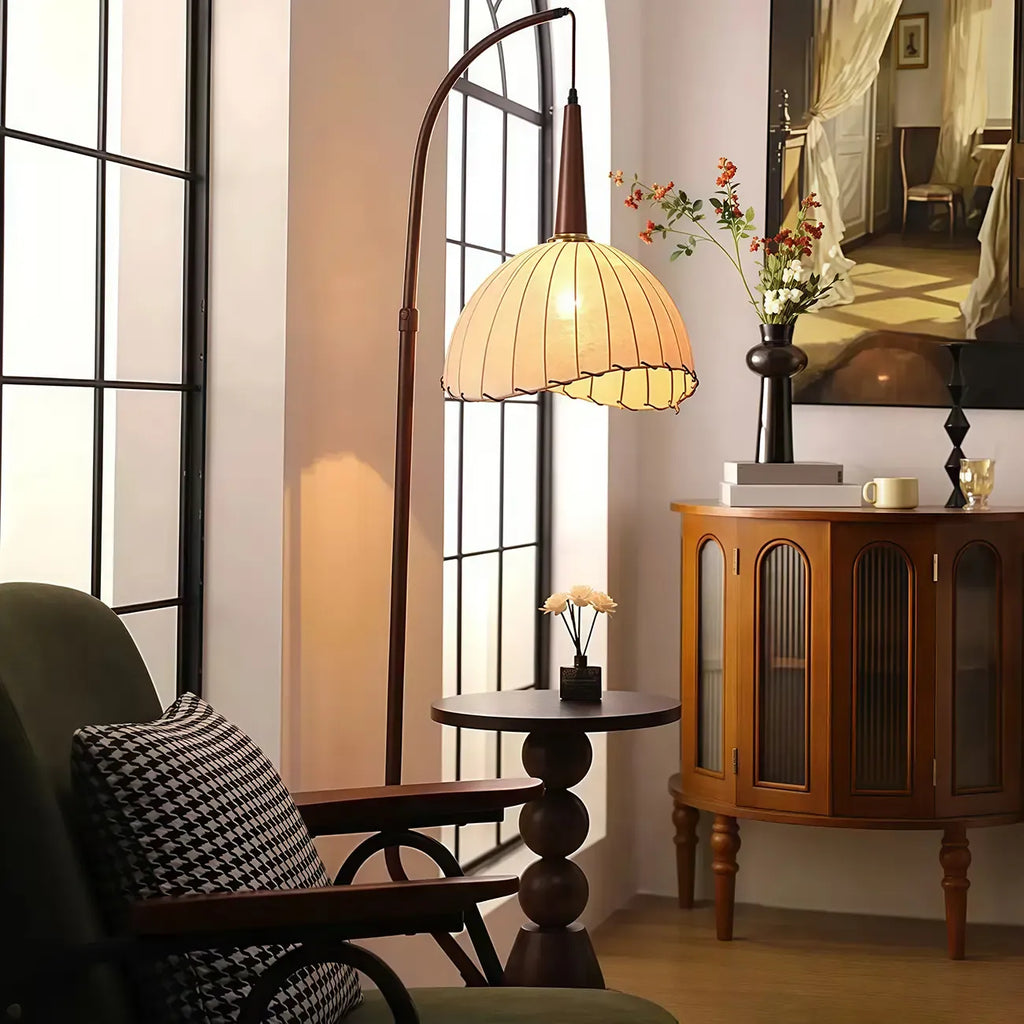 Lampada da terra ad arco regolabile in legno a cupola beige con tavolo