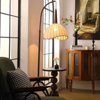 Lampada da terra ad arco regolabile in legno a cupola beige con tavolo
