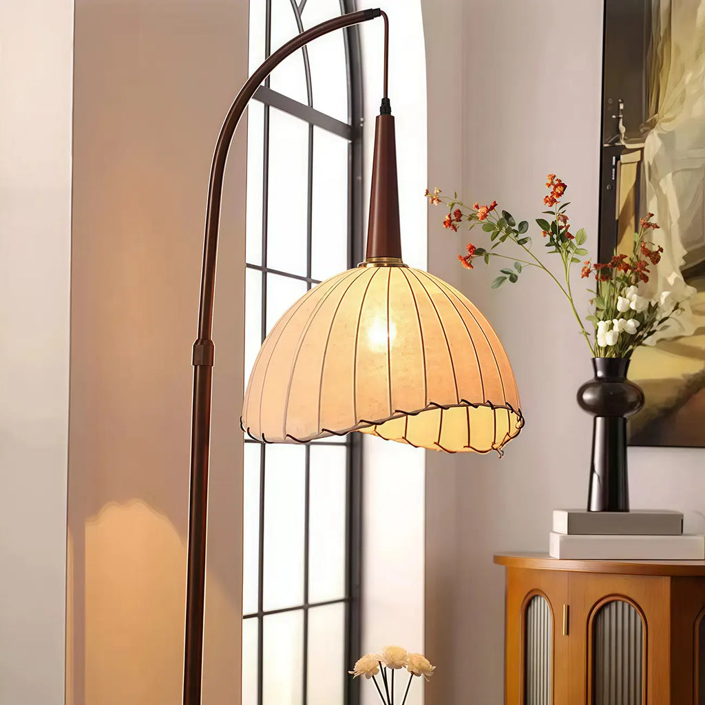 Lampada da terra ad arco regolabile in legno a cupola beige con tavolo
