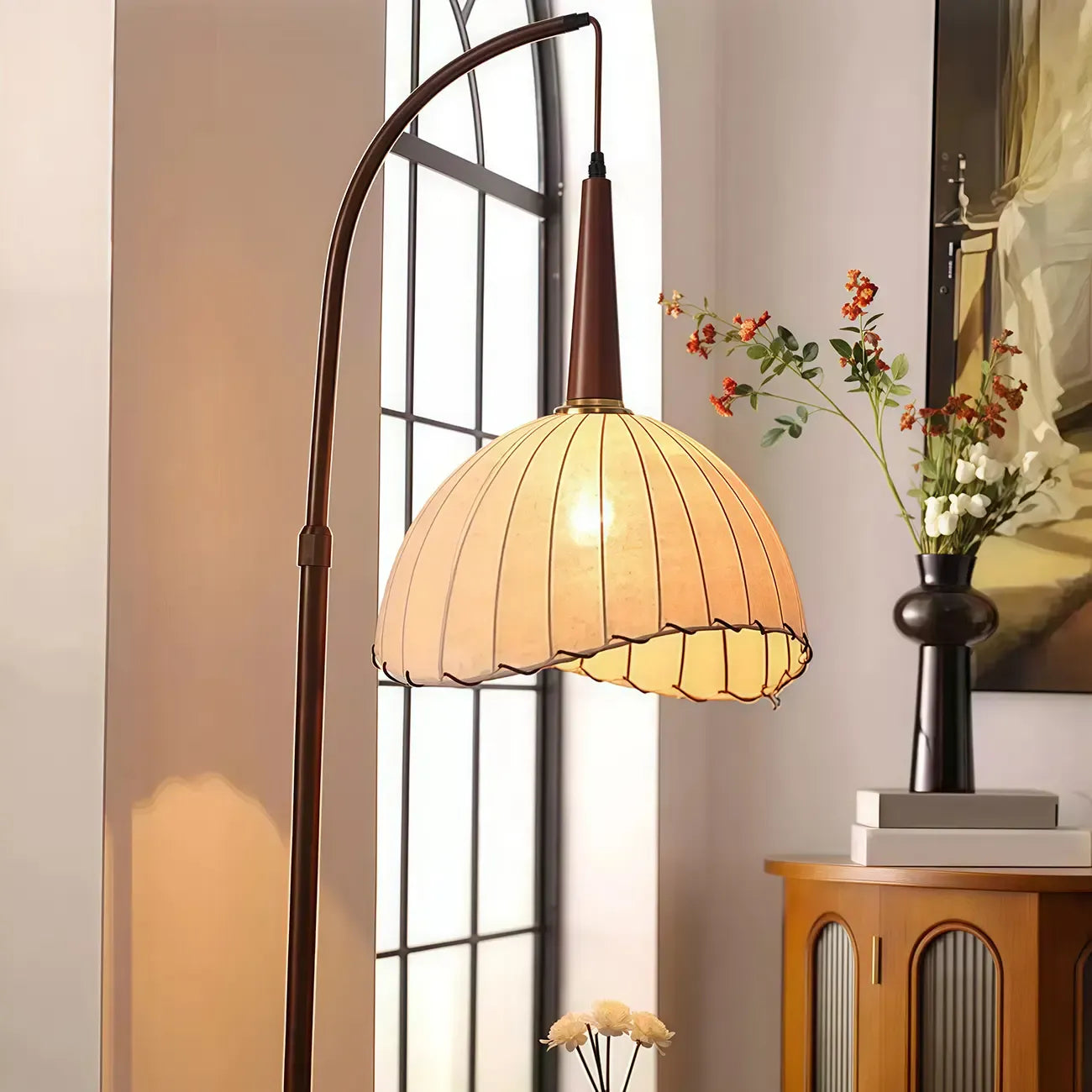 Lampada da terra ad arco regolabile in legno a cupola beige con tavolo