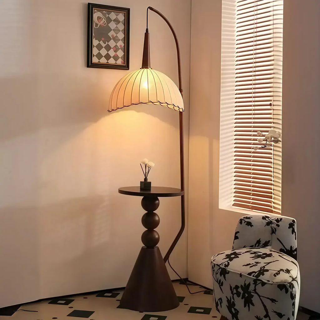 Lampada da terra ad arco regolabile in legno a cupola beige con tavolo