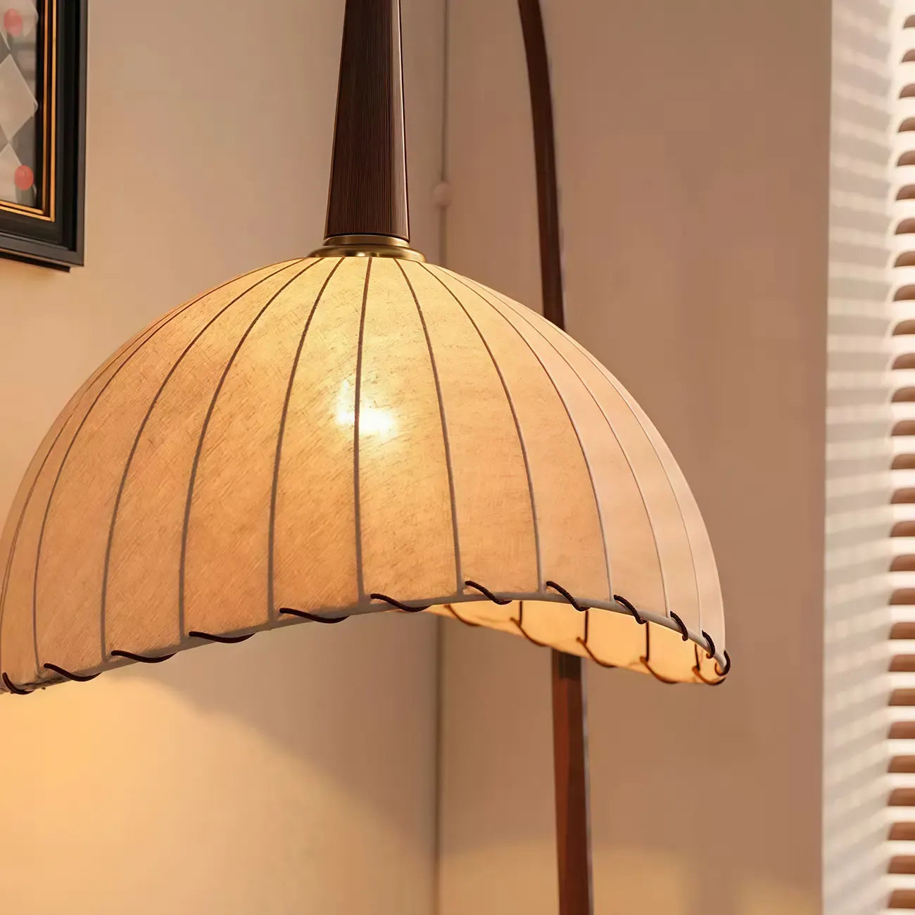 Lampada da terra ad arco regolabile in legno a cupola beige con tavolo