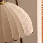 Lampada da terra ad arco regolabile in legno a cupola beige con tavolo