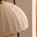 Lampada da terra ad arco regolabile in legno a cupola beige con tavolo