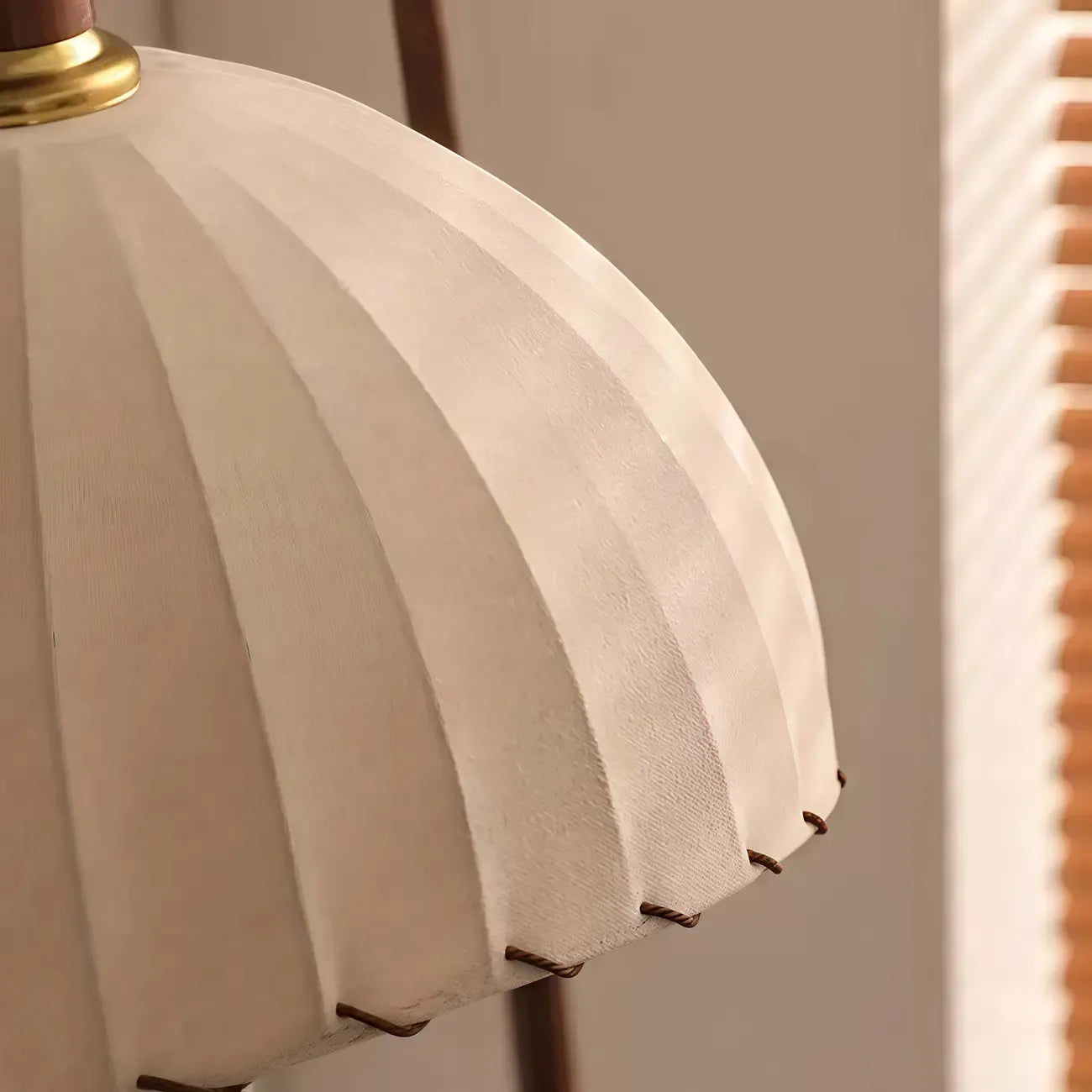 Lampada da terra ad arco regolabile in legno a cupola beige con tavolo