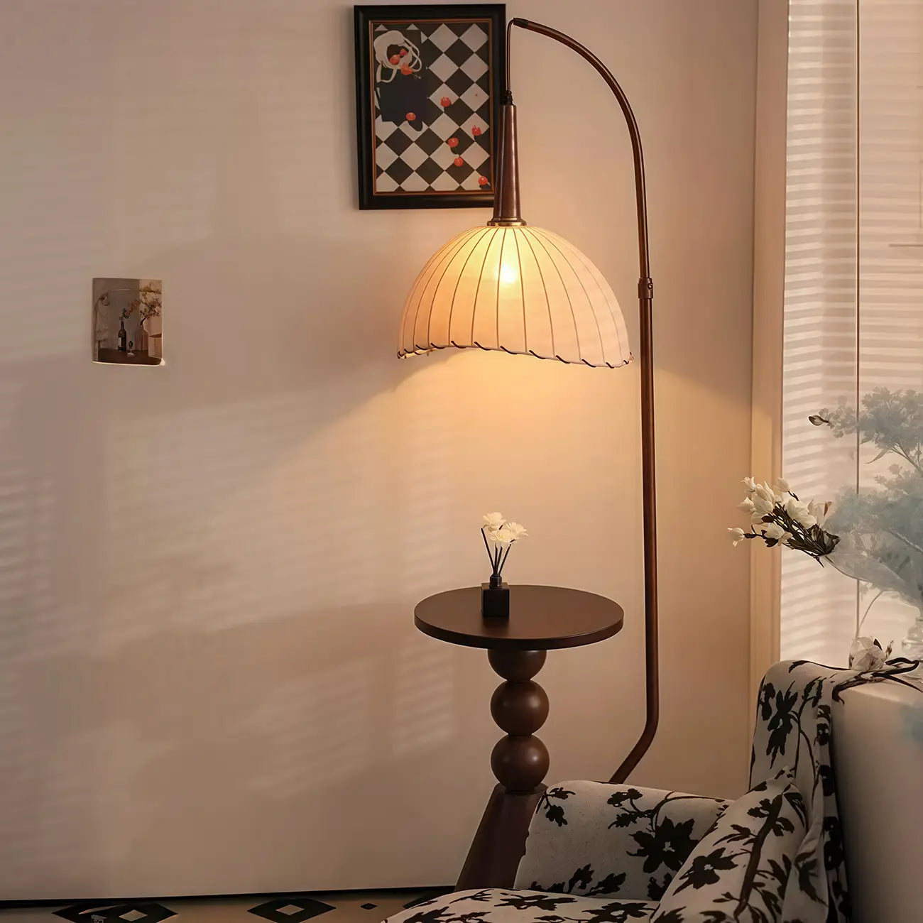 Lampada da terra ad arco regolabile in legno a cupola beige con tavolo