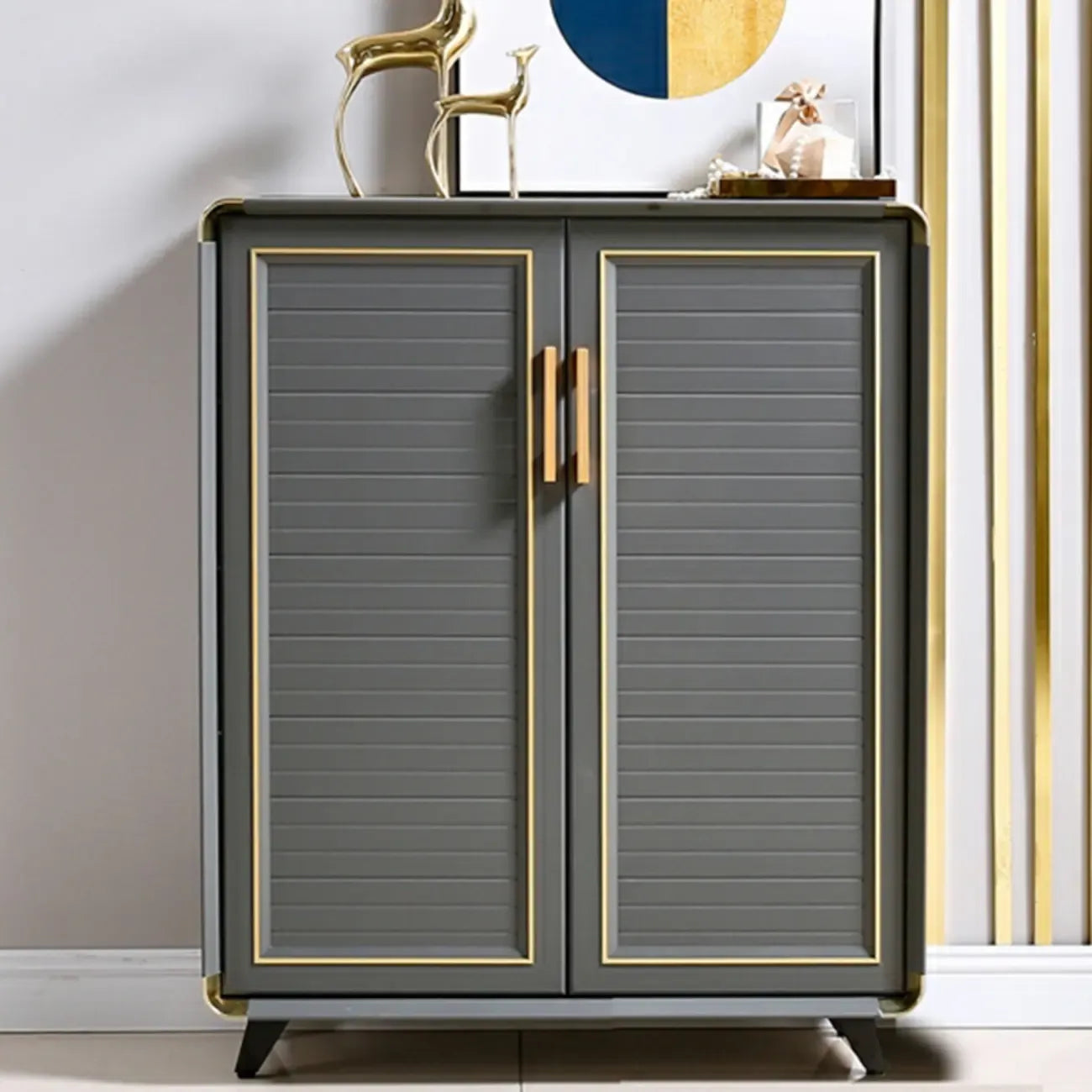 Meuble à chaussures d'entrée luxueux en métal gris avec finitions dorées