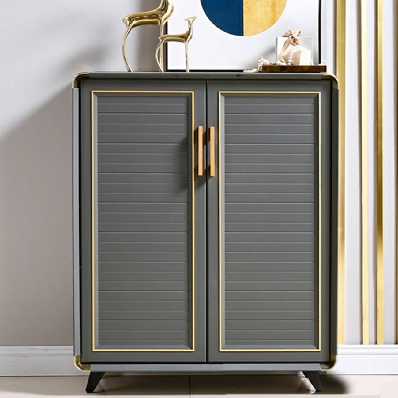 Meuble à chaussures d'entrée luxueux en métal gris avec finitions dorées