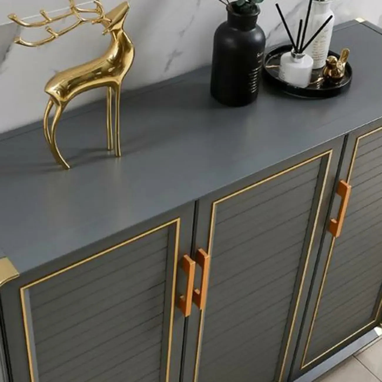 Meuble à chaussures d'entrée luxueux en métal gris avec finitions dorées