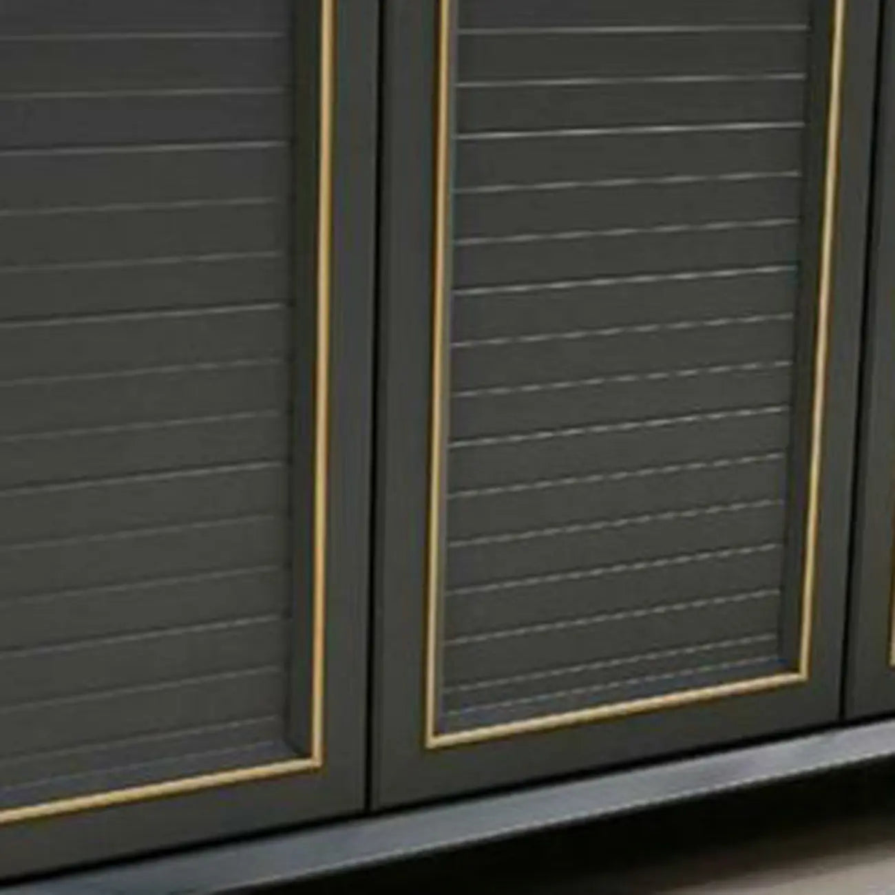 Meuble à chaussures d'entrée luxueux en métal gris avec finitions dorées