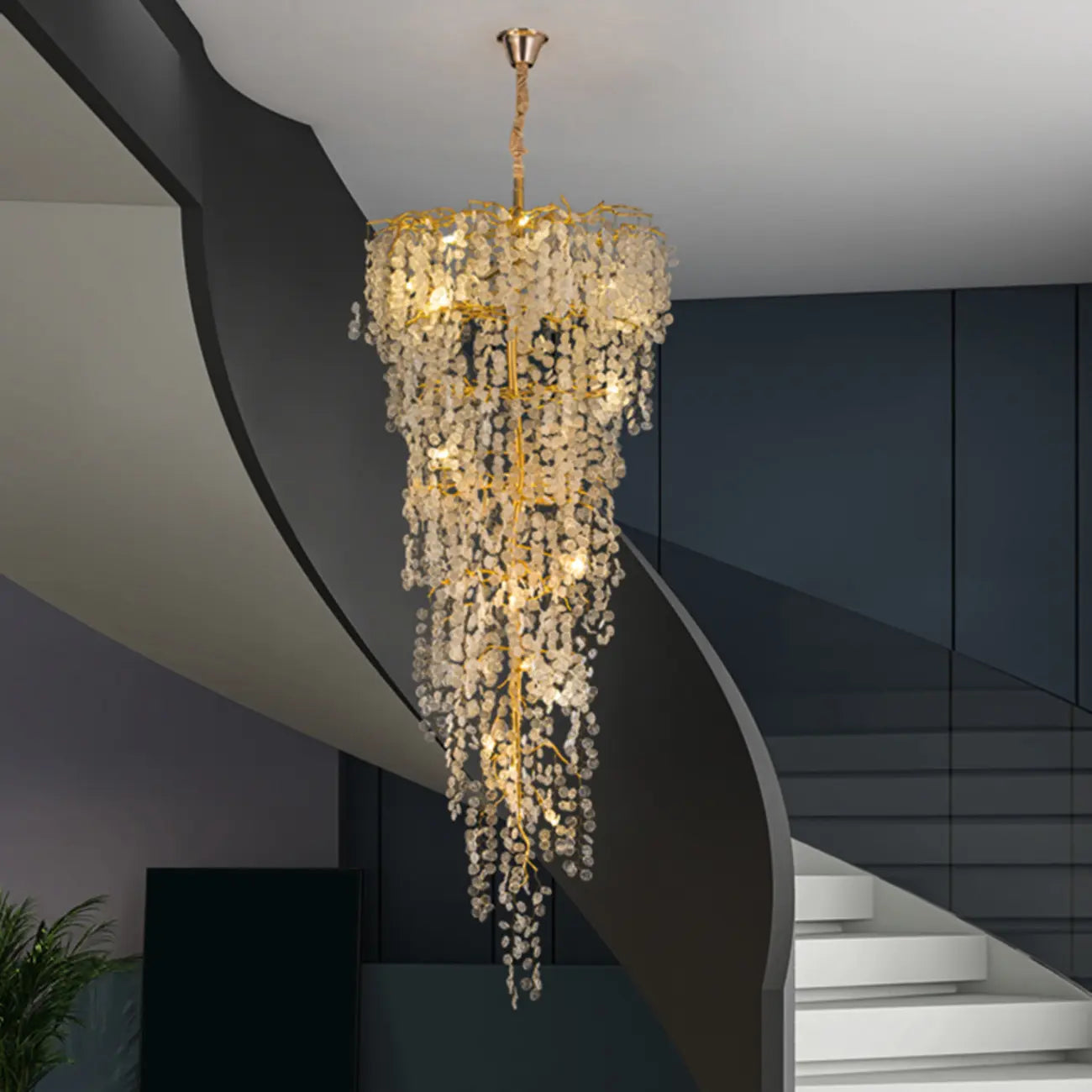 Lustre élégant en cristal doré à effet cascade pour cage d'escalier