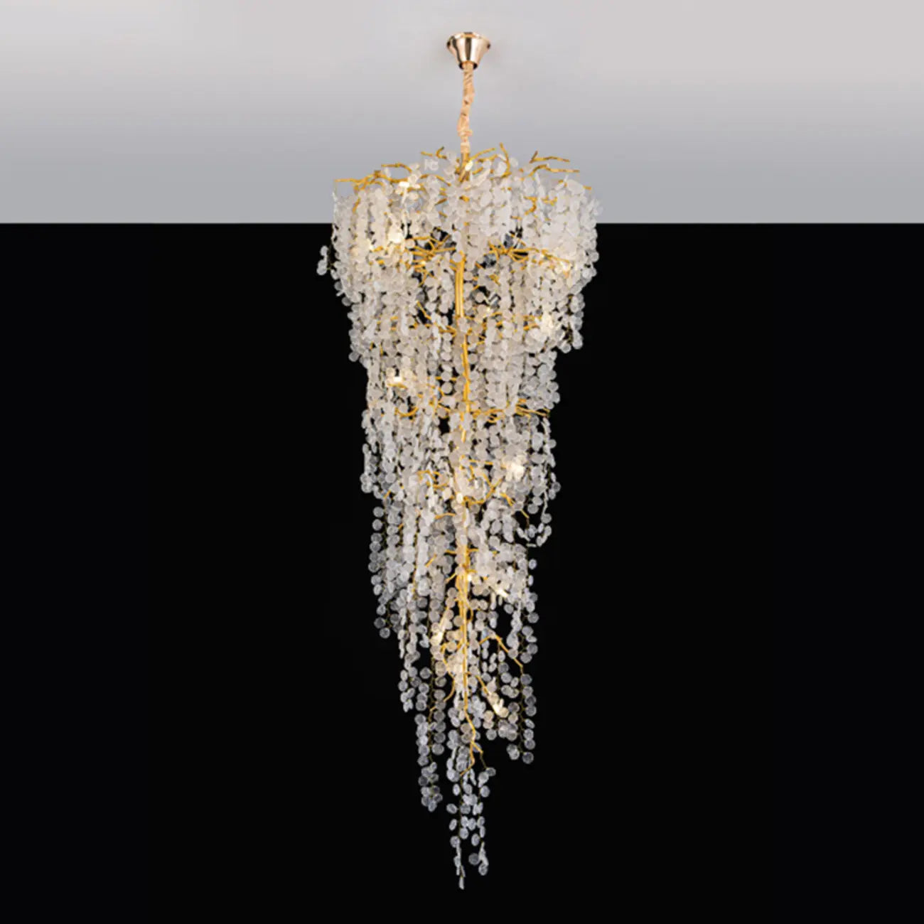 Lustre élégant en cristal doré à effet cascade pour cage d'escalier