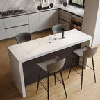 Tables de bar modernes en bois noir et pierre blanche brillante