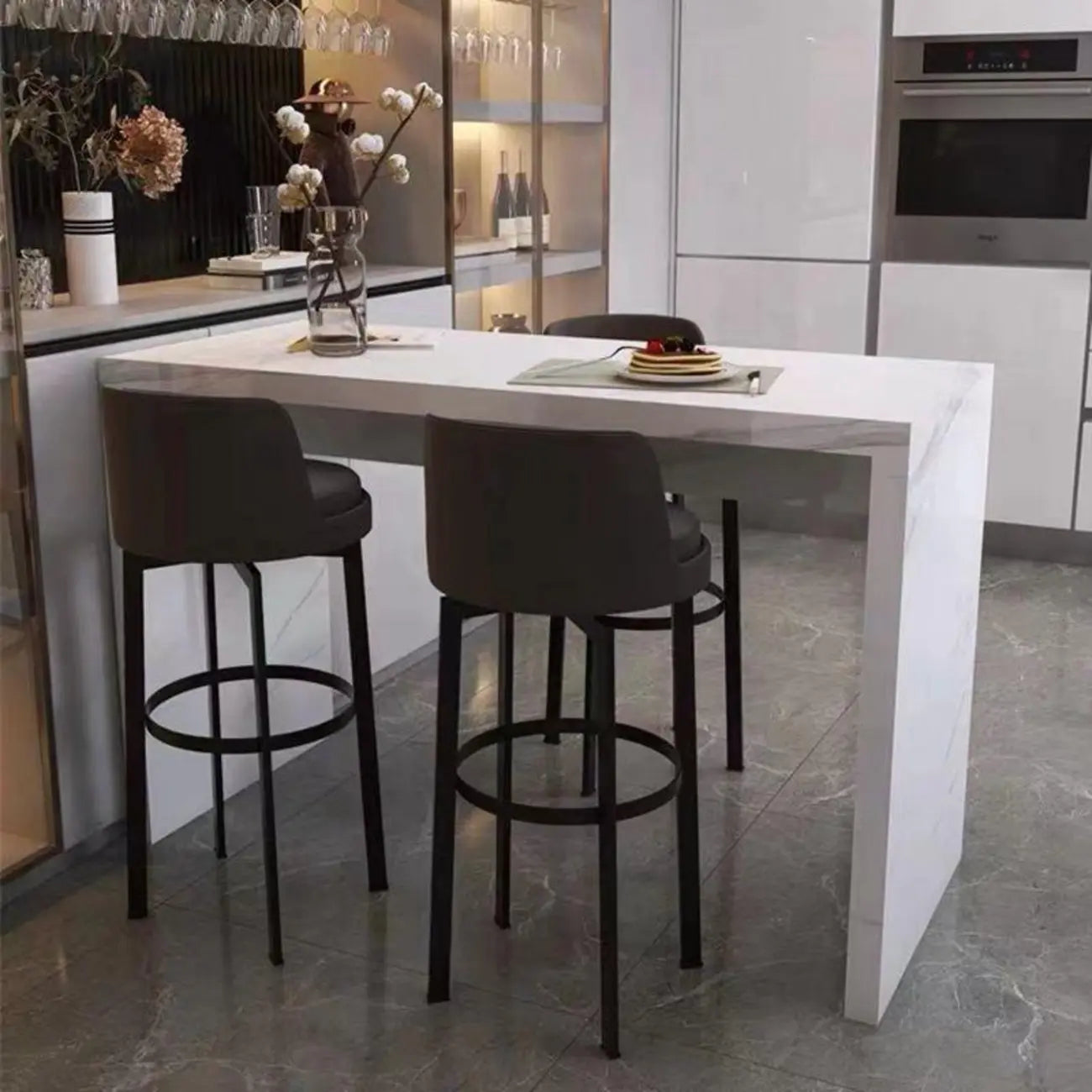 Tables de bar modernes en bois noir et pierre blanche brillante