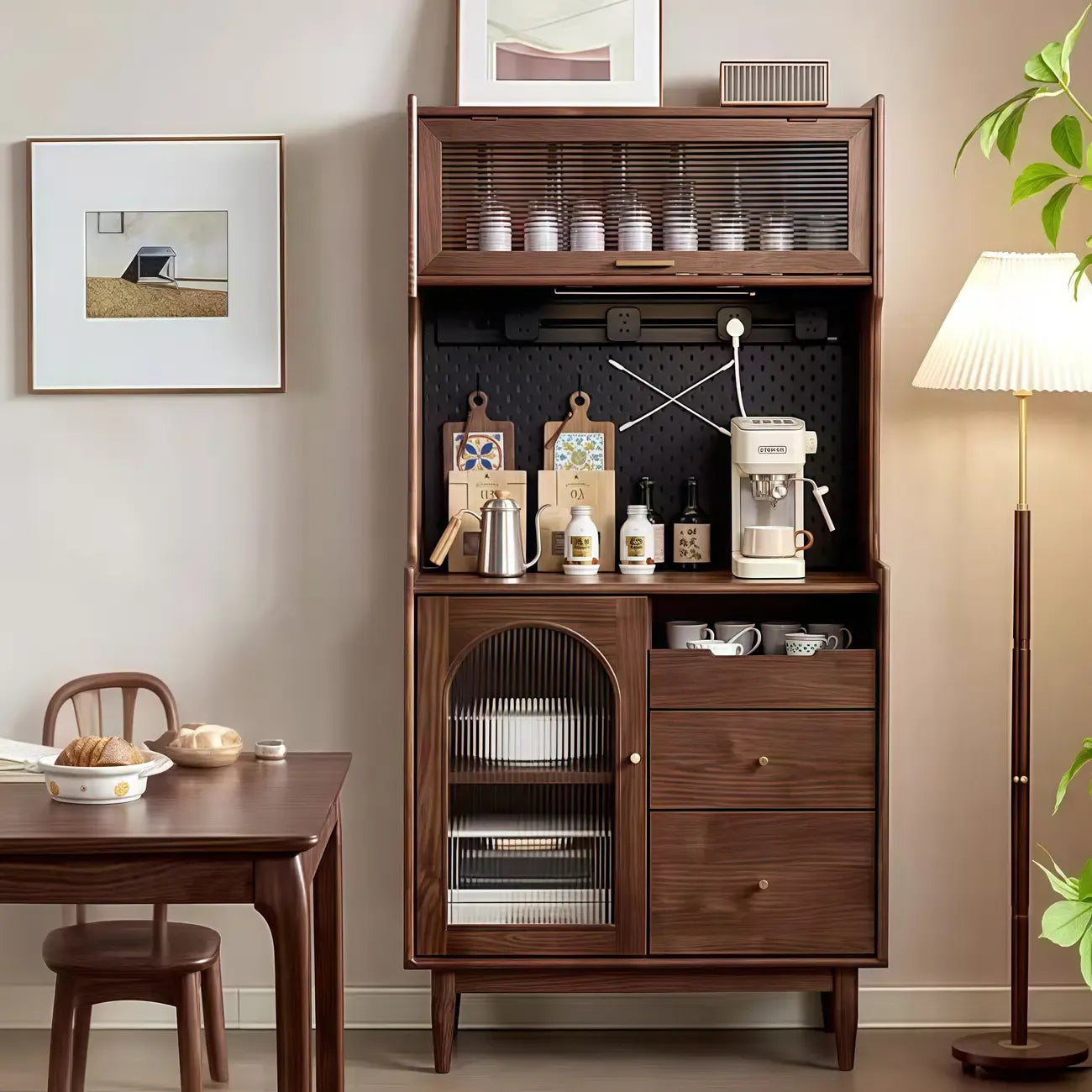 Buffet de cuisine en bois brun clair avec étagère