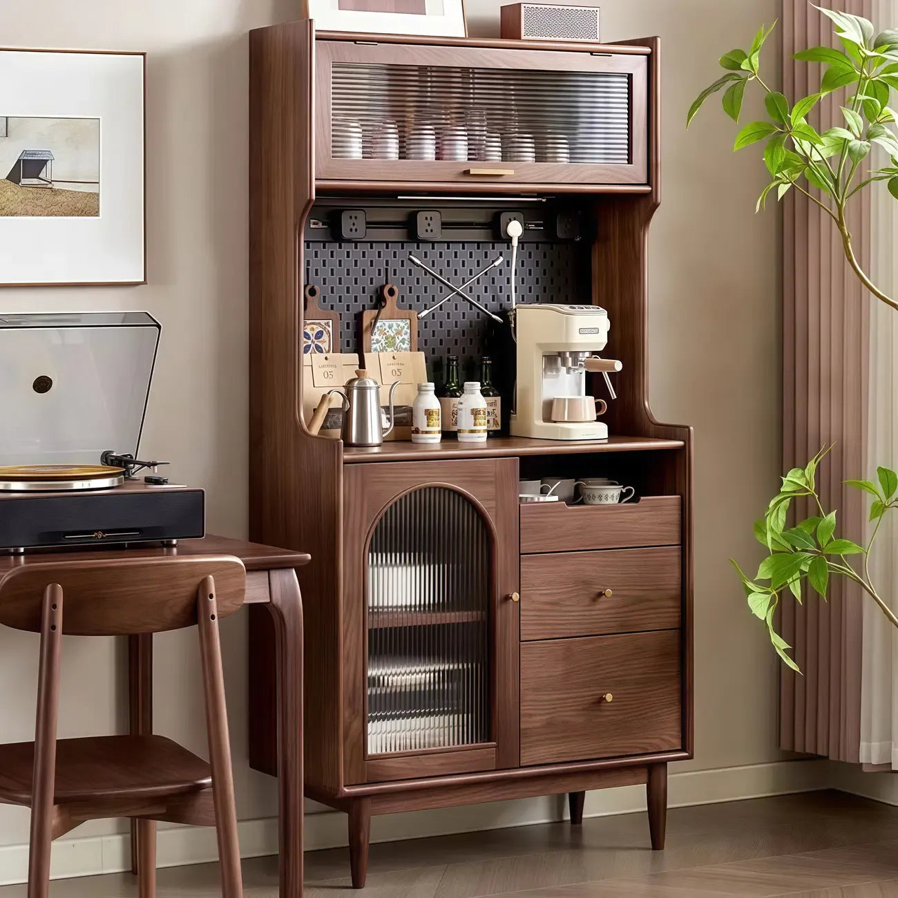 Buffet de cuisine en bois brun clair avec étagère