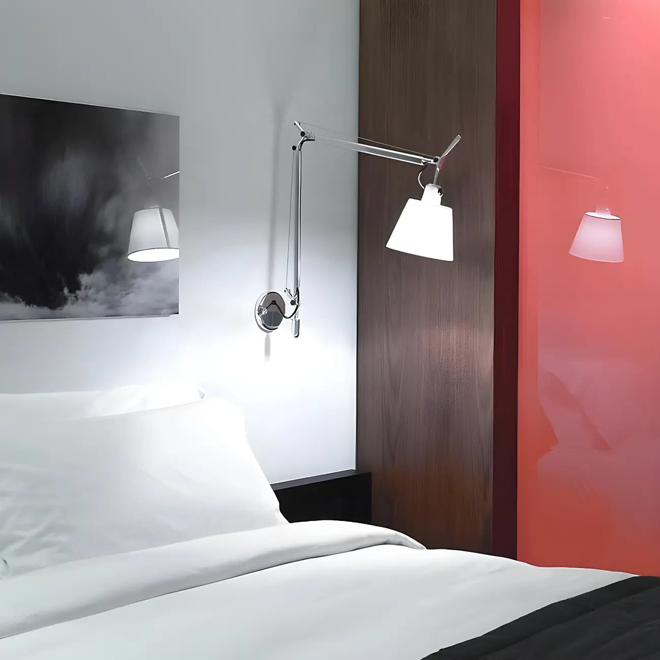 Applique murale industrielle argentée à bras articulé avec abat-jour en tissu blanc