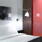 Applique murale industrielle argentée à bras articulé avec abat-jour en tissu blanc