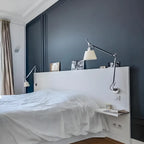 Applique murale industrielle argentée à bras articulé avec abat-jour en tissu blanc