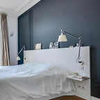 Applique murale industrielle argentée à bras articulé avec abat-jour en tissu blanc