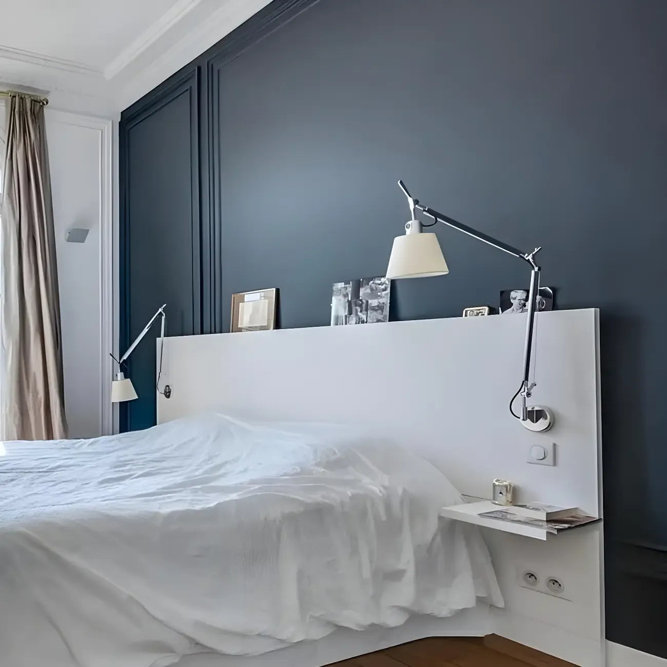 Applique murale industrielle argentée à bras articulé avec abat-jour en tissu blanc