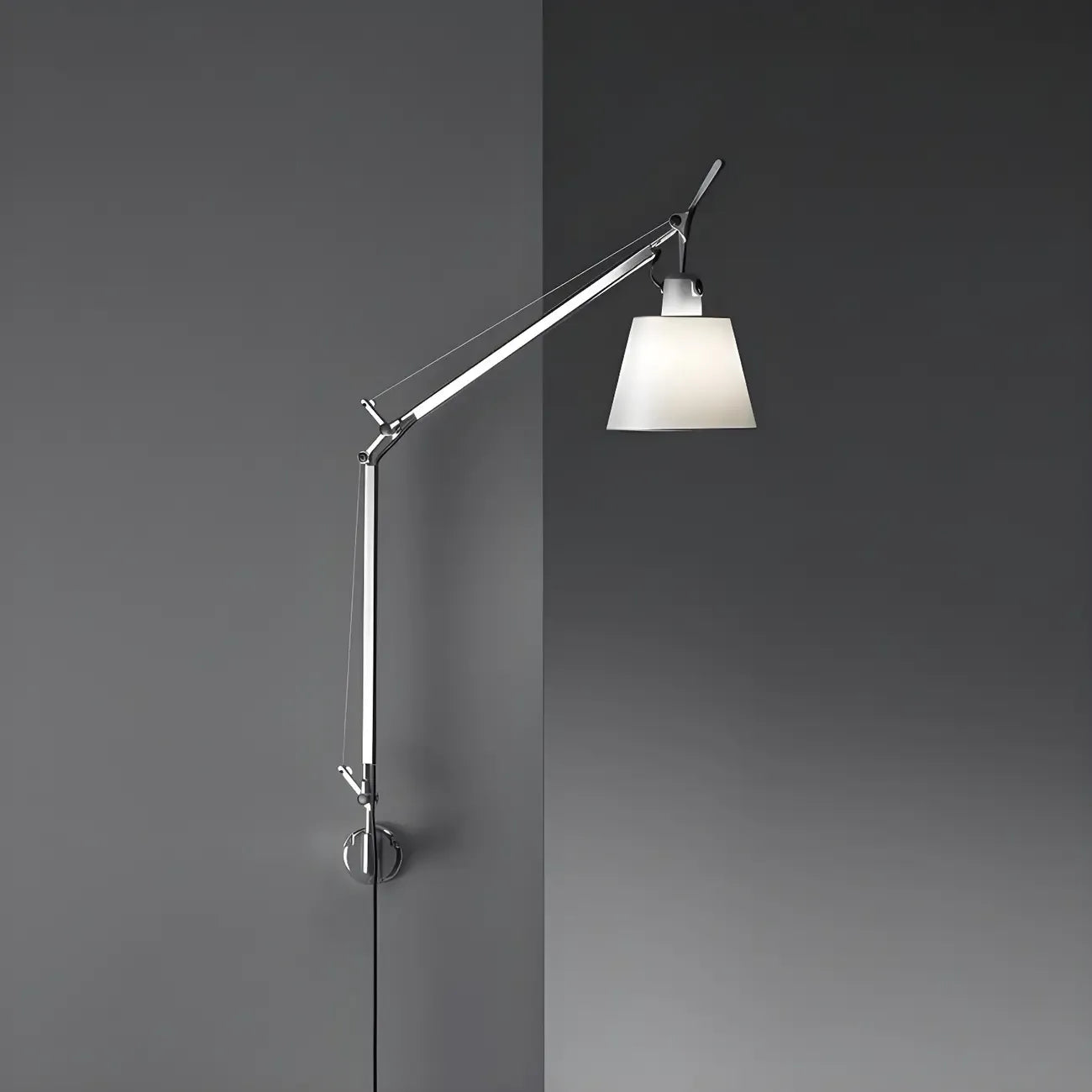 Applique murale industrielle argentée à bras articulé avec abat-jour en tissu blanc